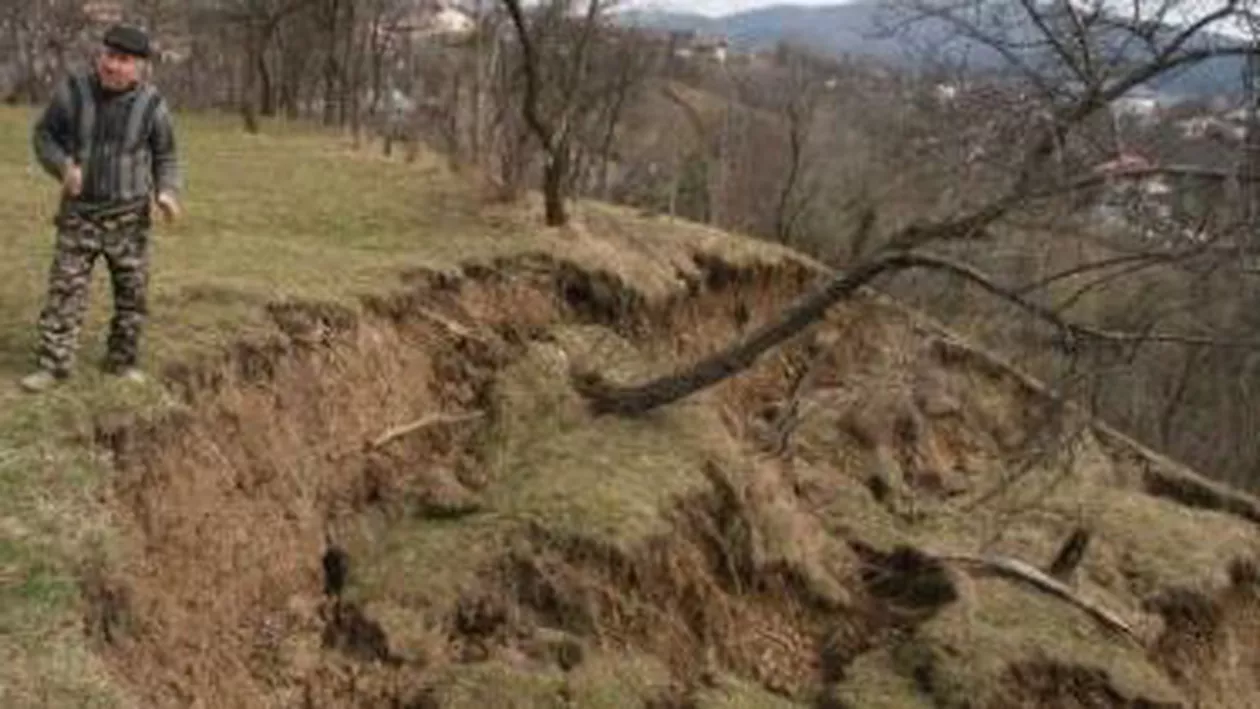 Buzău: Cinci locuințe au fost afectate de o alunecare de teren reactivată de ploile torențiale