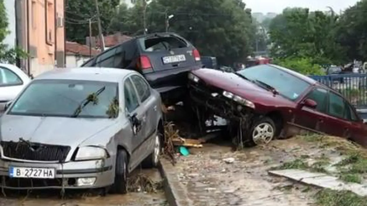 1.000 de români, blocați în Bulgaria din cauza inundațiilor: Oamenii, abandonați cu mașinile distruse și mâncare puțină (VIDEO)