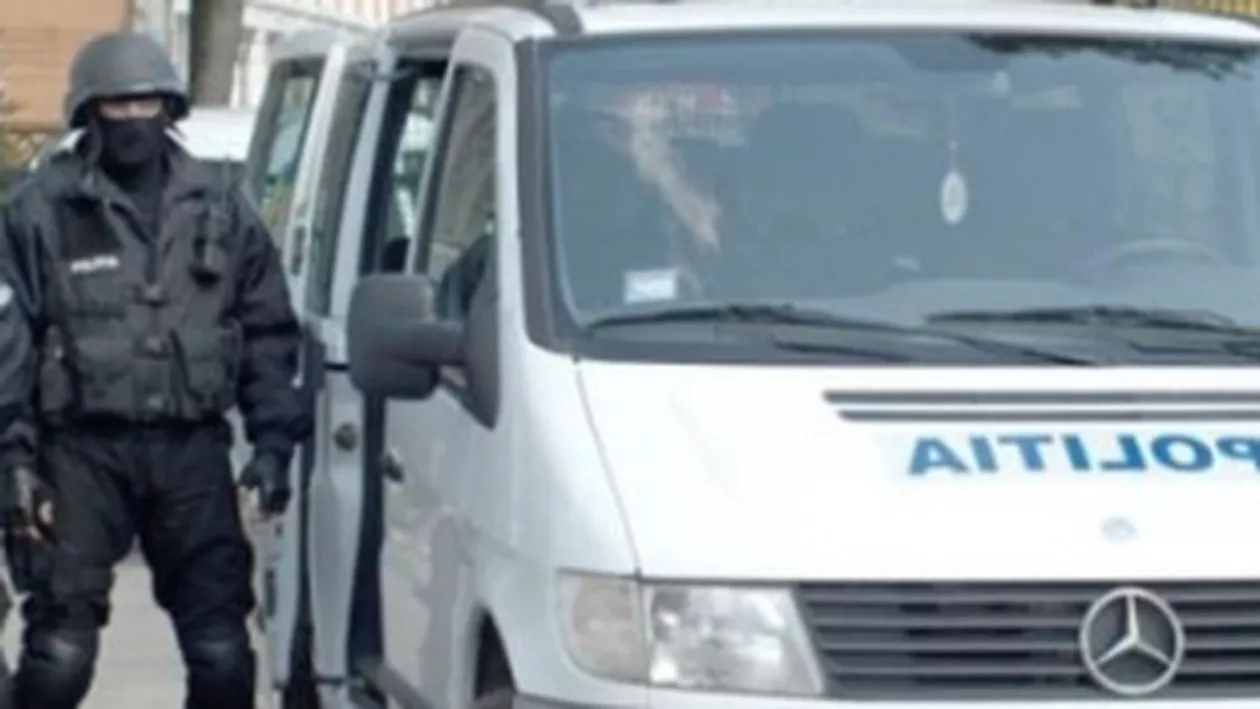 Peste 150.000 de medicamente interzise şi o instalaţie clandestină, descoperite de poliţişti