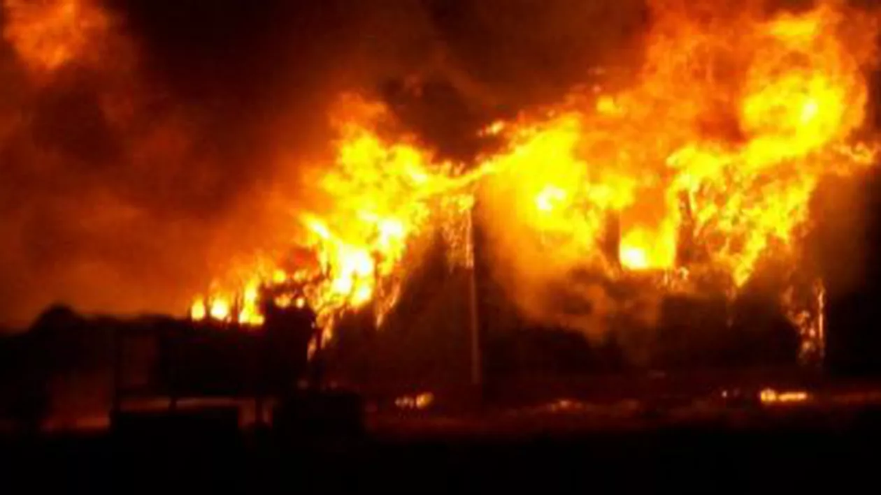 Arad: O fetiță de doi ani a murit și alți doi băieți se află în stare critică după ce locuința lor a luat foc