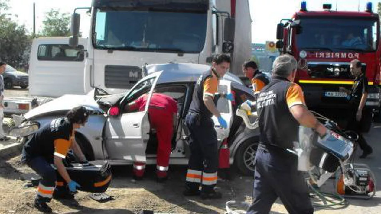 Un copil în comă şi un adult rănit grav după accidentul de pe E60, duşi cu elicopterul la spital