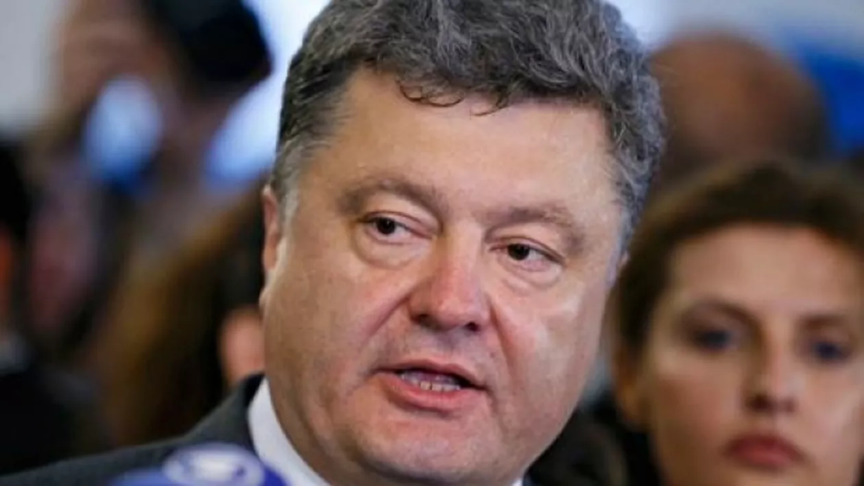 Petro Poroşenko ameninţă cu anularea armistiţiului după doborârea unui elicopter
