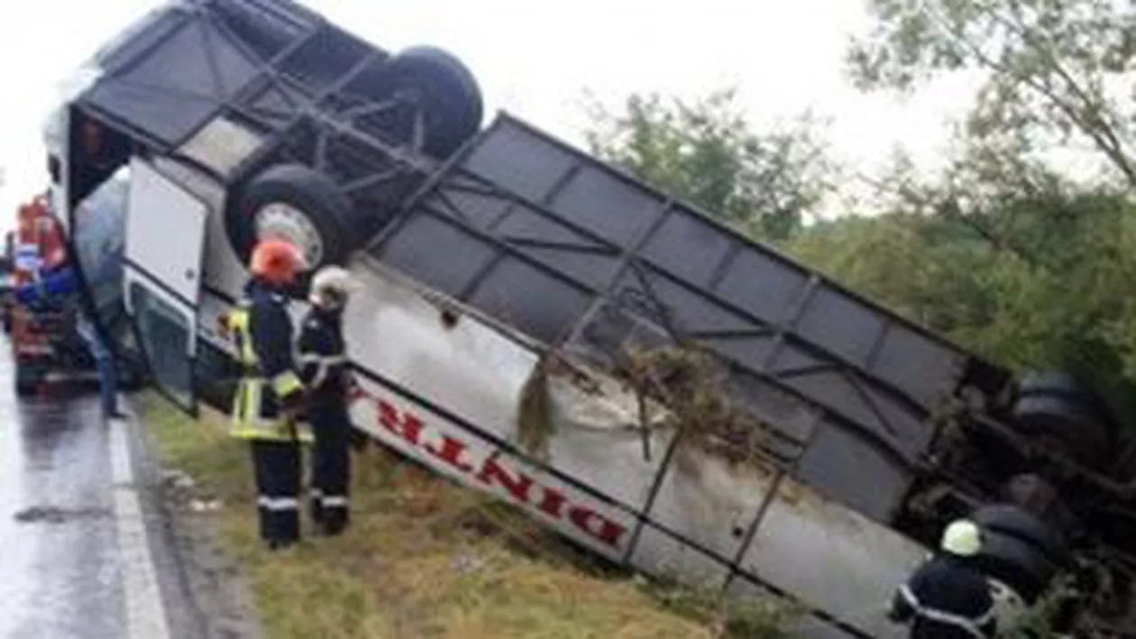 Italia: Două românce au murit, iar alte trei au fost rănite după ce vehiculul în care se aflau s-a răsturnat