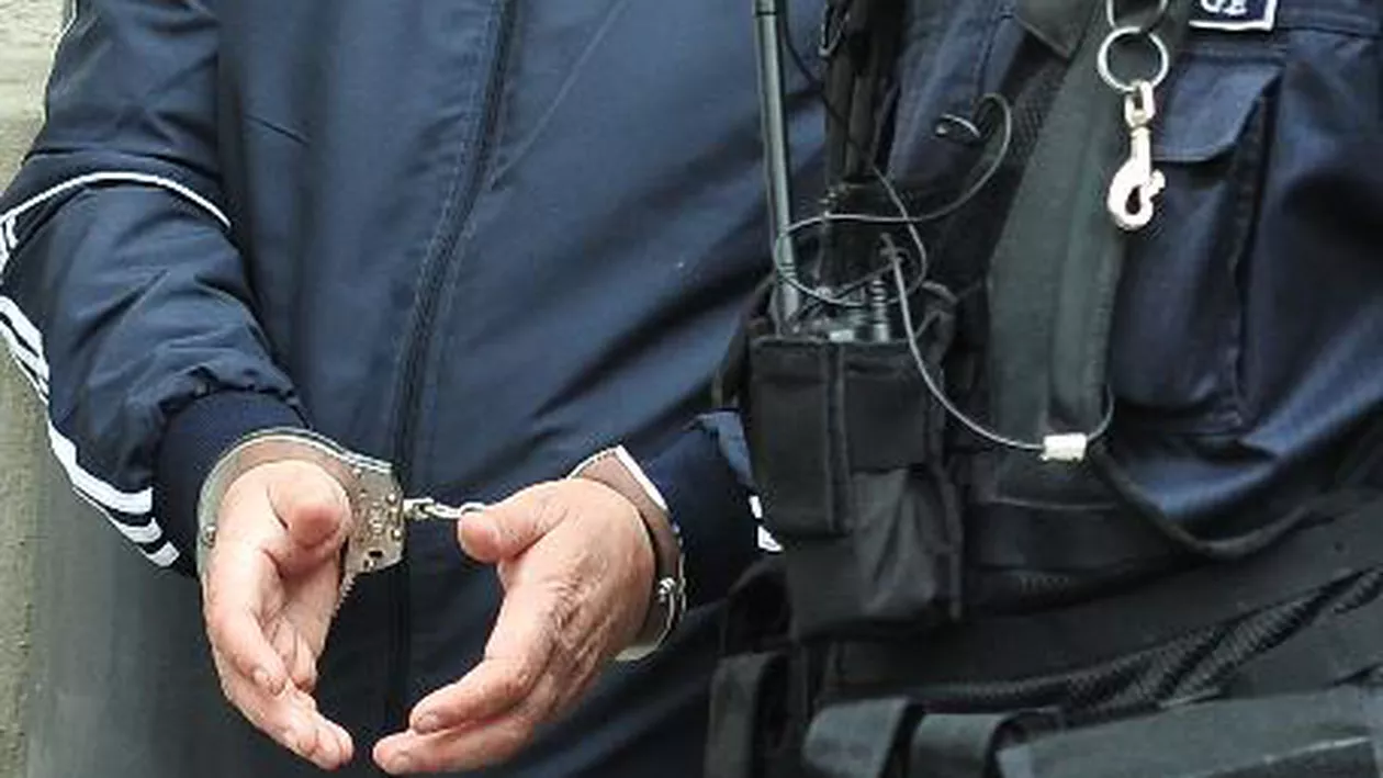 Prahova: Poliţist condamnat la cinci ani de închisoare pentru luare de mită şi purtare abuzivă