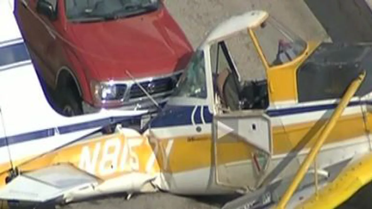 Accident neobișnuit în Texas: Un avion de mici dimensiuni s-a prăbușit peste o mașină aflată în trafic (VIDEO)