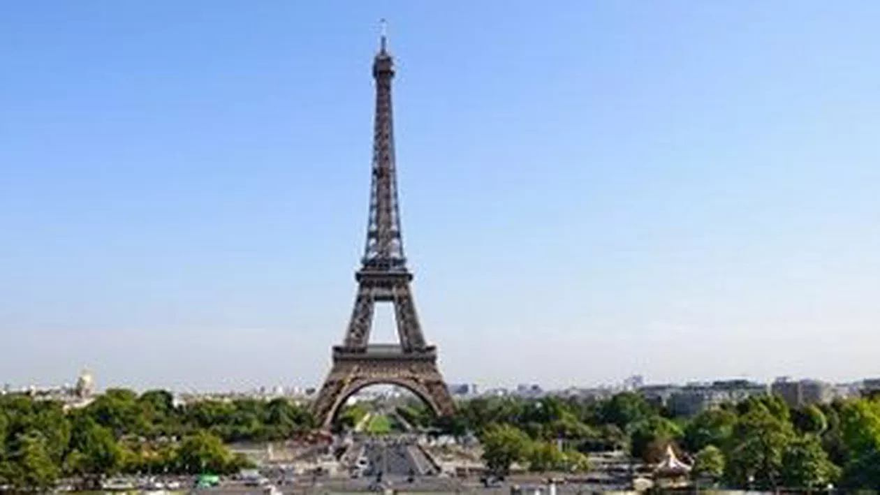 Francezii au realizat un nou Turn Eiffel: Turnul Bistro a fost realizat din mobilier de exterior (FOTO)
