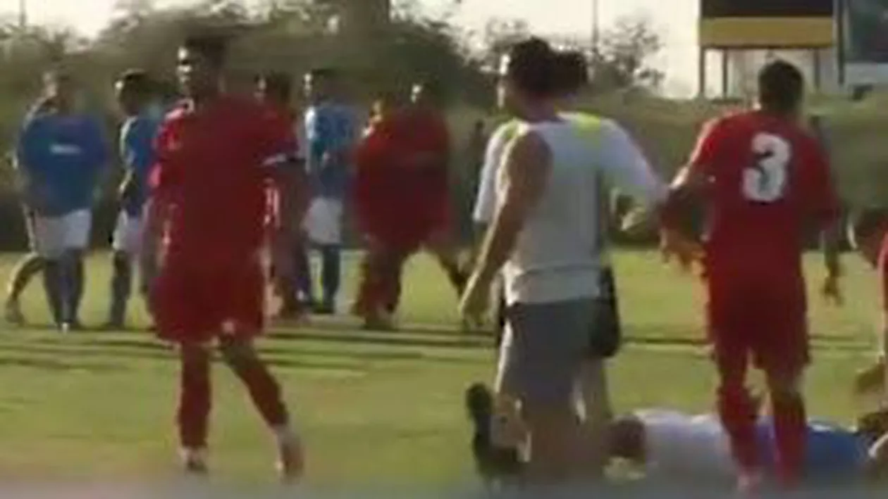 Constanța: Bătaie cu pumni și picioare la un meci de fotbal din Liga a IV-a (VIDEO)