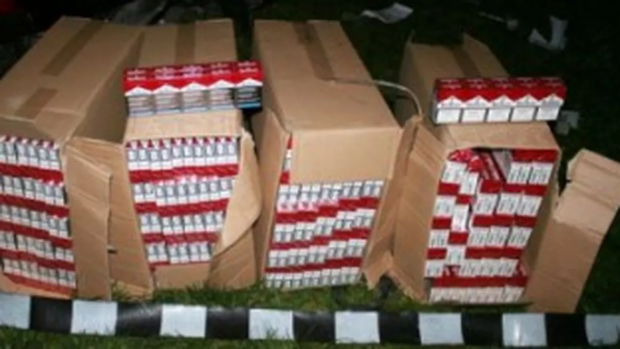 Aproape 10.000 de pachete cu ţigări de contrabandă, găsite ascunse într-un microbuz, în Vama Siret