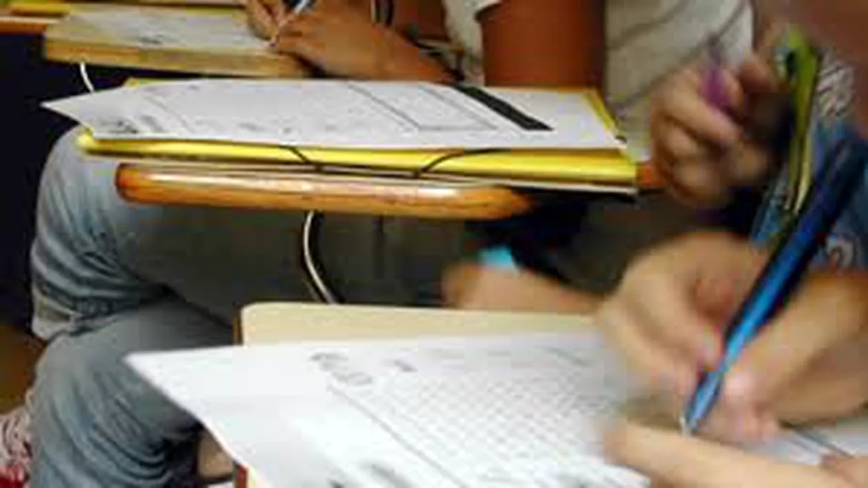 Bihor: Preşedintele unei comisii de bacalaureat a refuzat să elimine opt elevi prinşi cu fiţuici