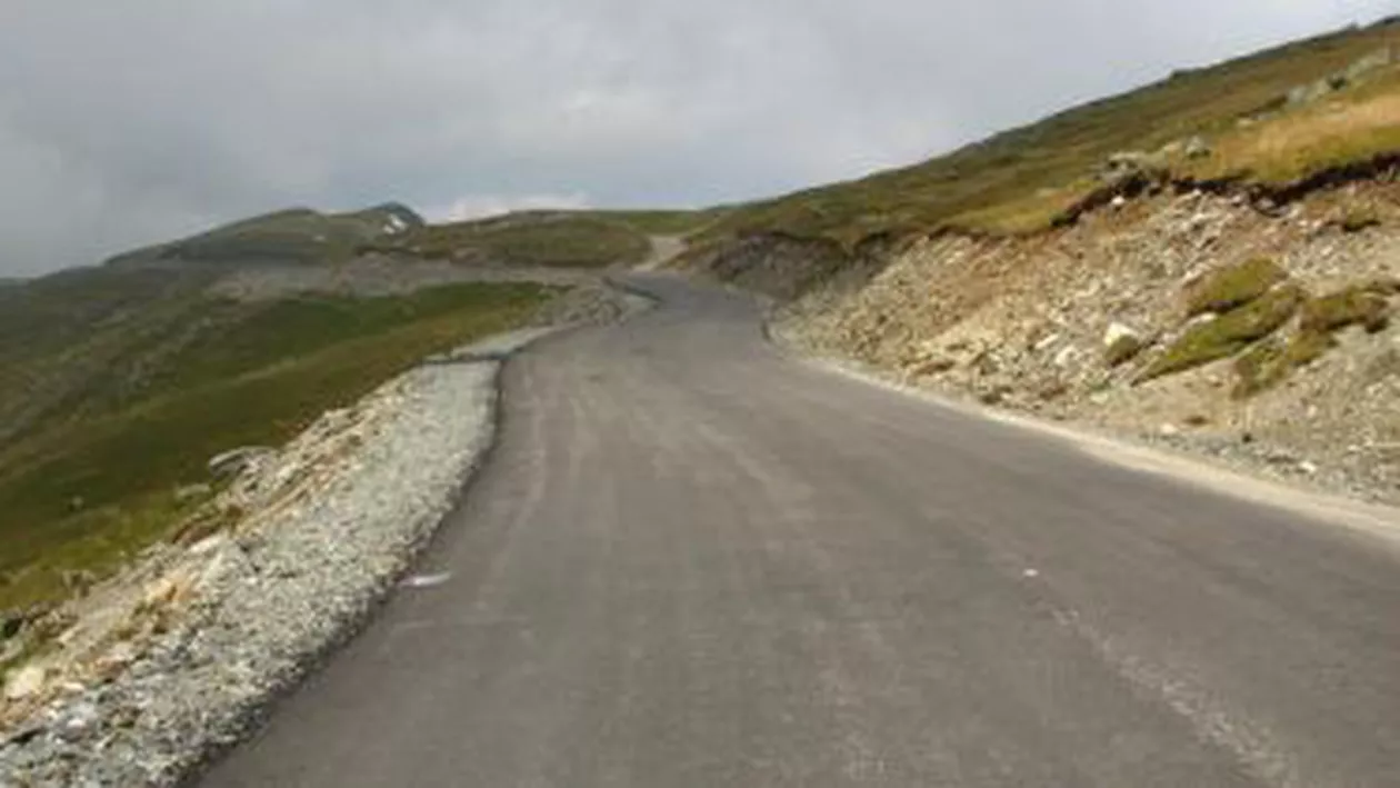 Proprietarii de pensiuni din Rânca au protestat cu pâine și lumânări, nemulțumiți că Transalpina nu a fost deschisă circulației