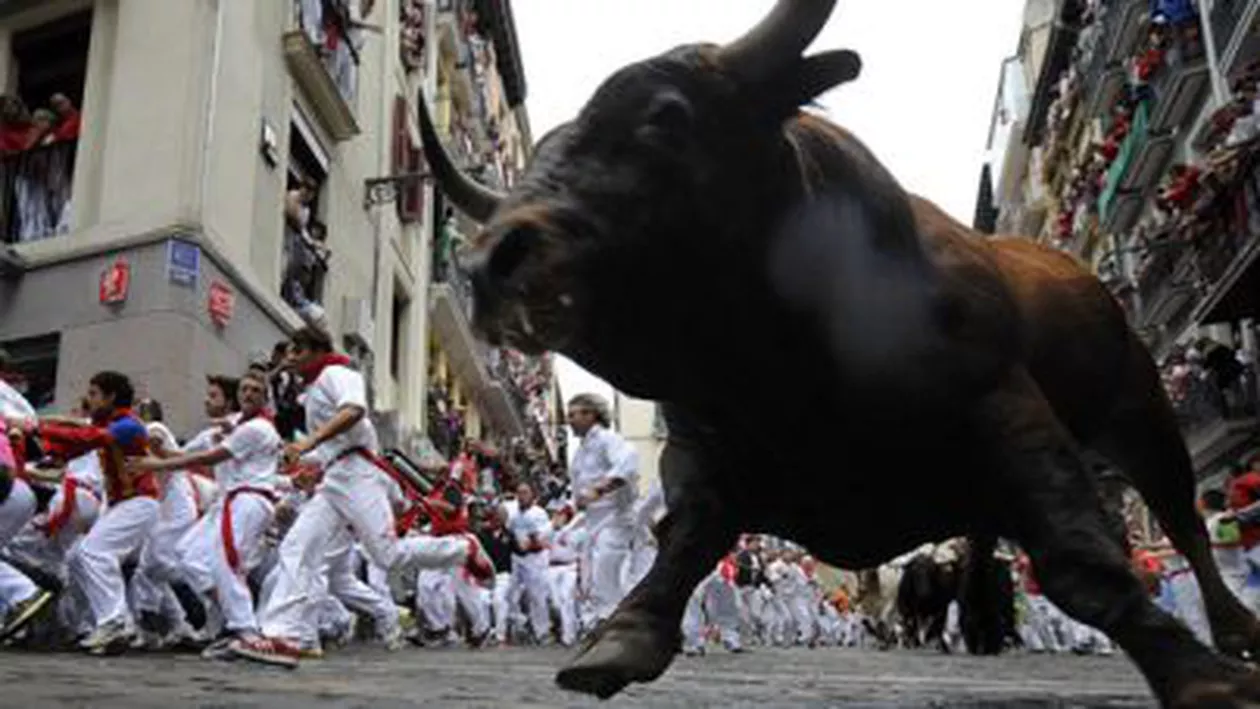 Cel puțin patru persoane au fost rănite în cadrul primei curse cu tauri de la Pamplona