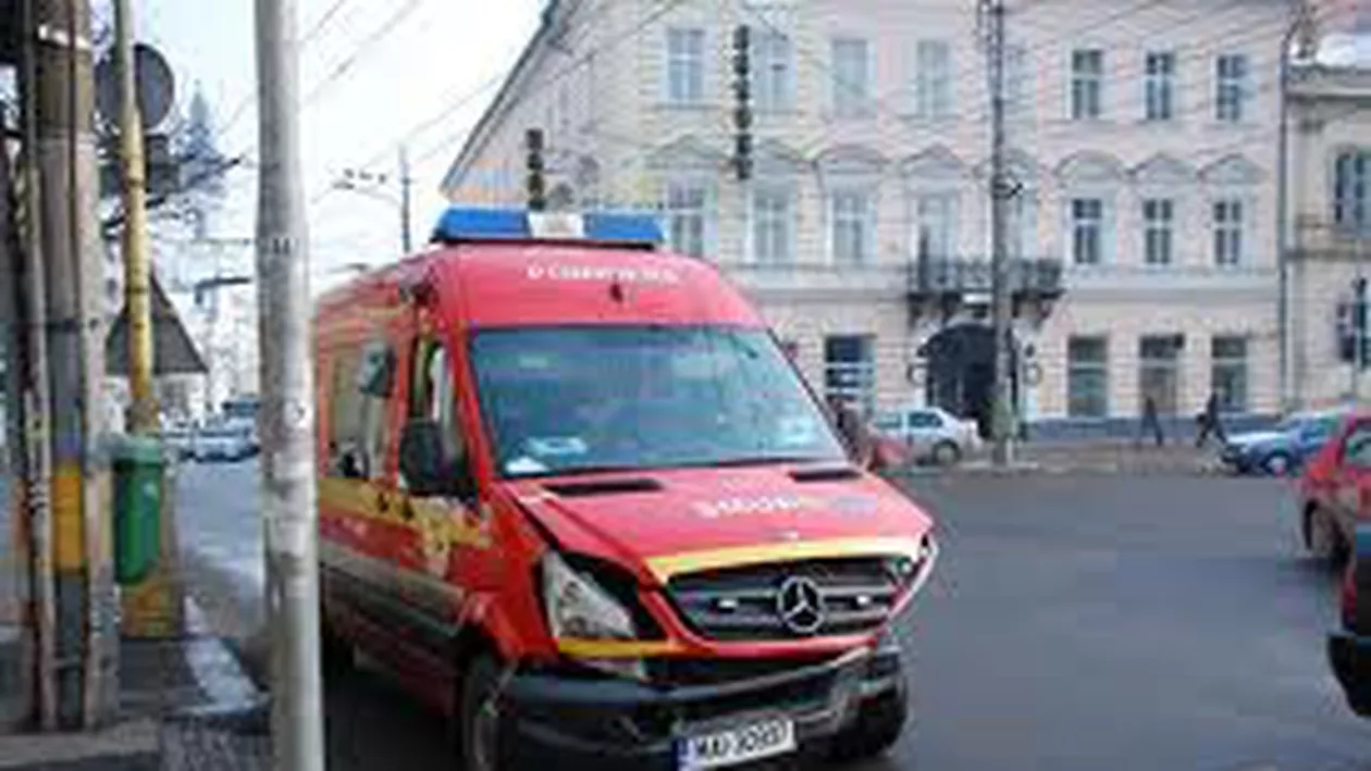 Bacău: Un mort şi opt răniţi, în urma unui accident în care a fost implicată o ambulanţă
