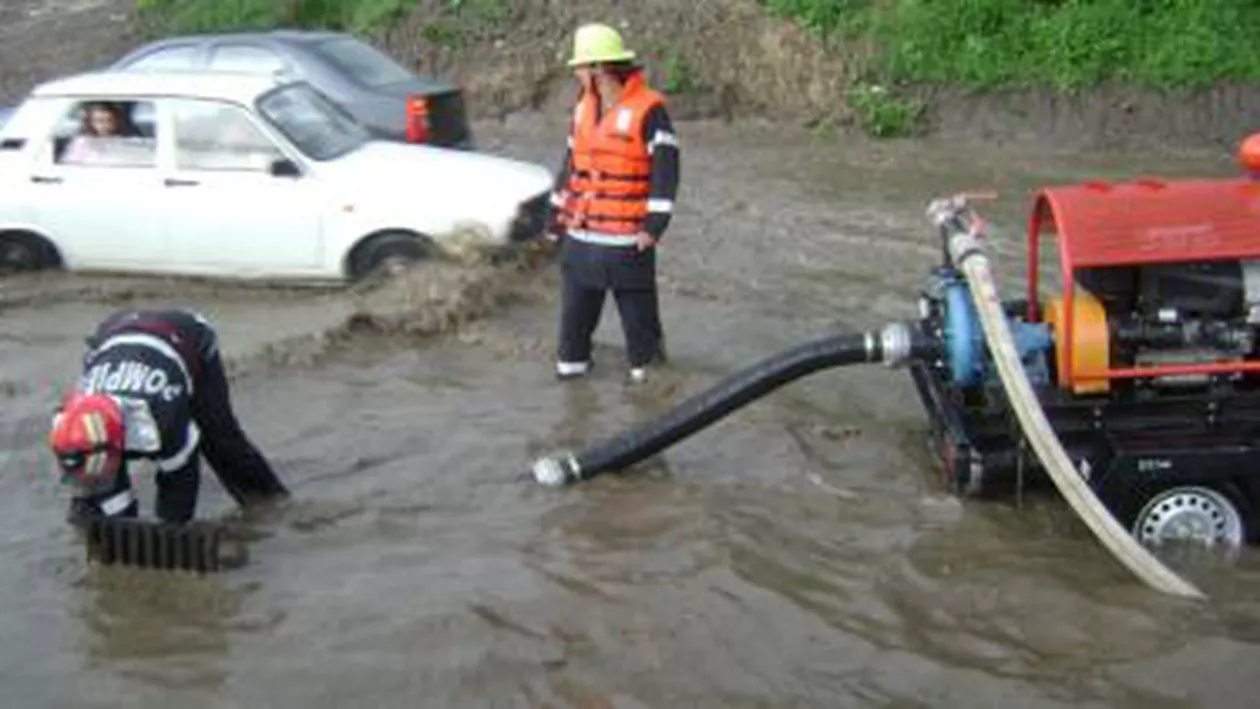 Peste 30 de gospodării din Buzău au fost inundate, iar un microbuz de călători a rămas blocat în trafic