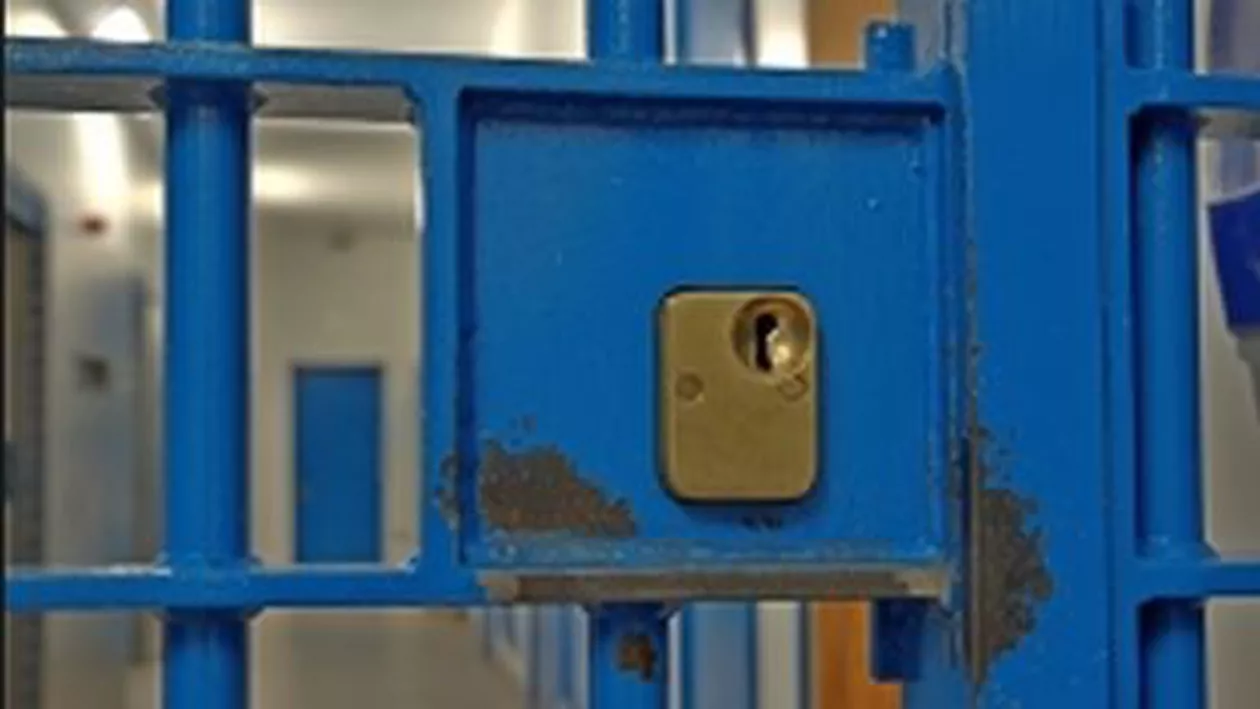 SUA: Un bărbat care își vizita fiul în penitenciar a rămas blocat accidental în interiorul instituției pentru 30 de ore