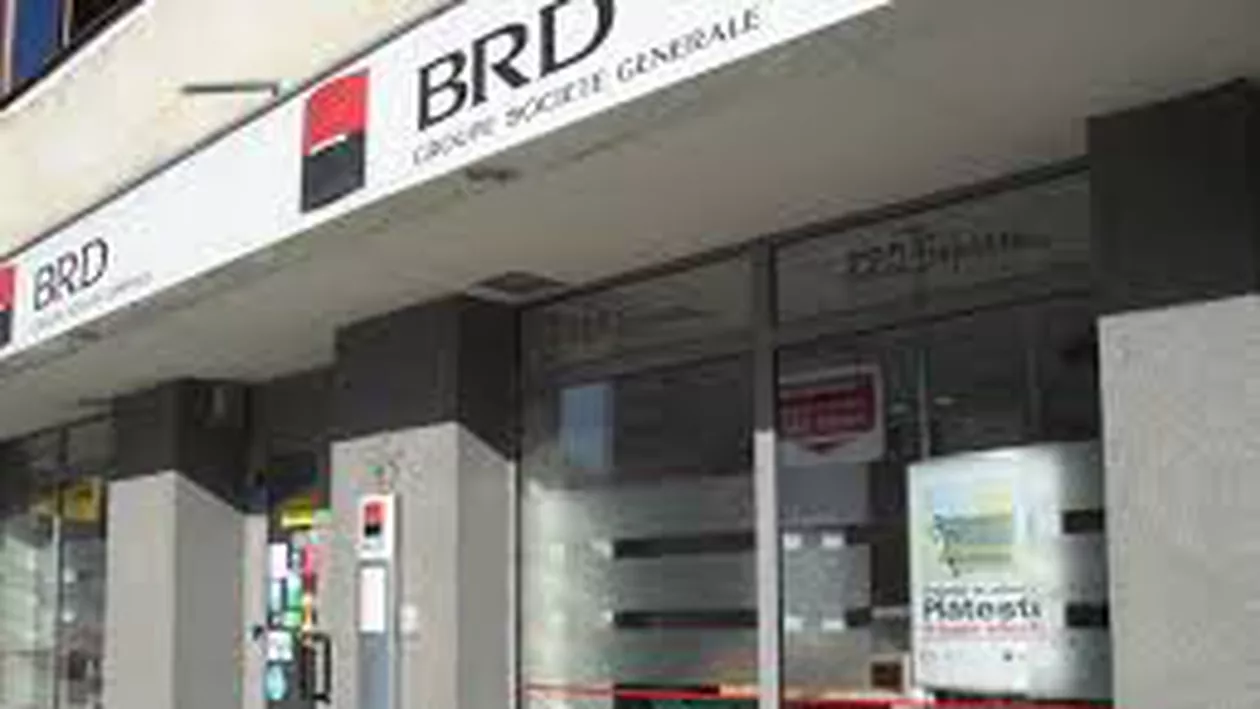 Fostă angajată BRD acuzată că a retras bani din conturile unor clienţi, condamnată la închisoare