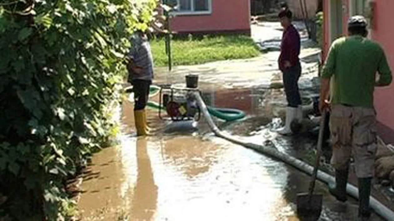 Inundații în nouă localități din județul Argeș, în urma ploilor torențiale