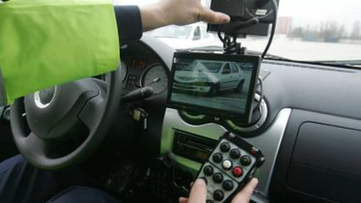 Un șofer a rămas fără permis după ce a trecut de trei radare cu 200 kilometri la oră, pe A2: Amenda primită, 2.400 lei