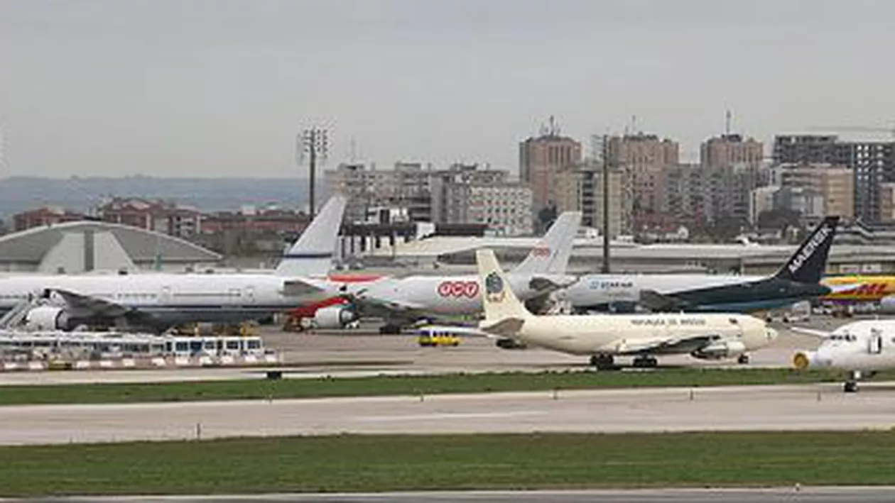 Portugalia: Elemente desprinse din motorul unui avion au căzut peste o casă și mai multe mașini