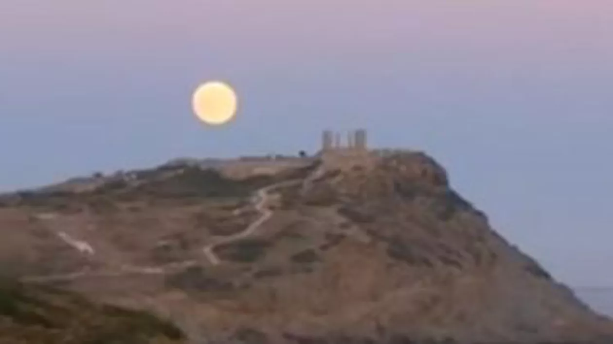 ”SuperLuna”, privită de milioane de oameni: Satelitul a fost complet vizibil (VIDEO)