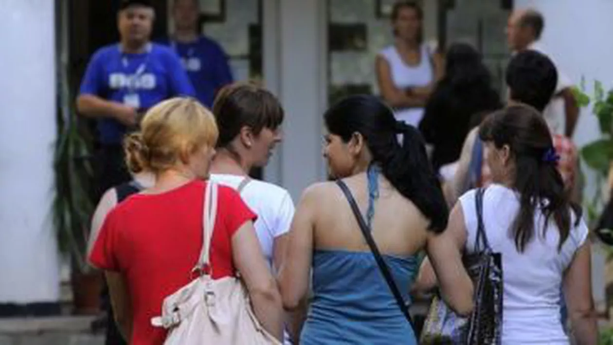 Peste 32.000 de candidați susțin luni proba scrisă a concursului de titularizare în învățământ