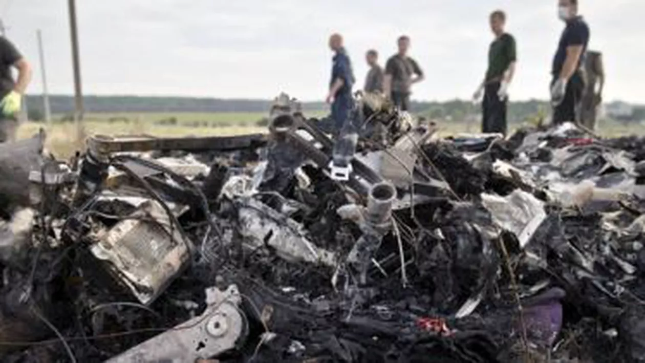 Premier australian: Locul prăbușirii zborului MH17 a fost alterat ”la scară industrială”