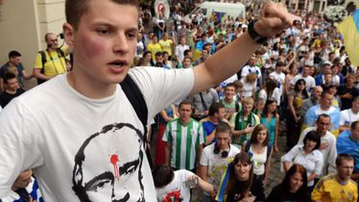 Galeriile echipelor Dinamo Kiev şi Şahtior Doneţk au participat la un marș unde au scandat împotriva lui Vladimir Putin (VIDEO)