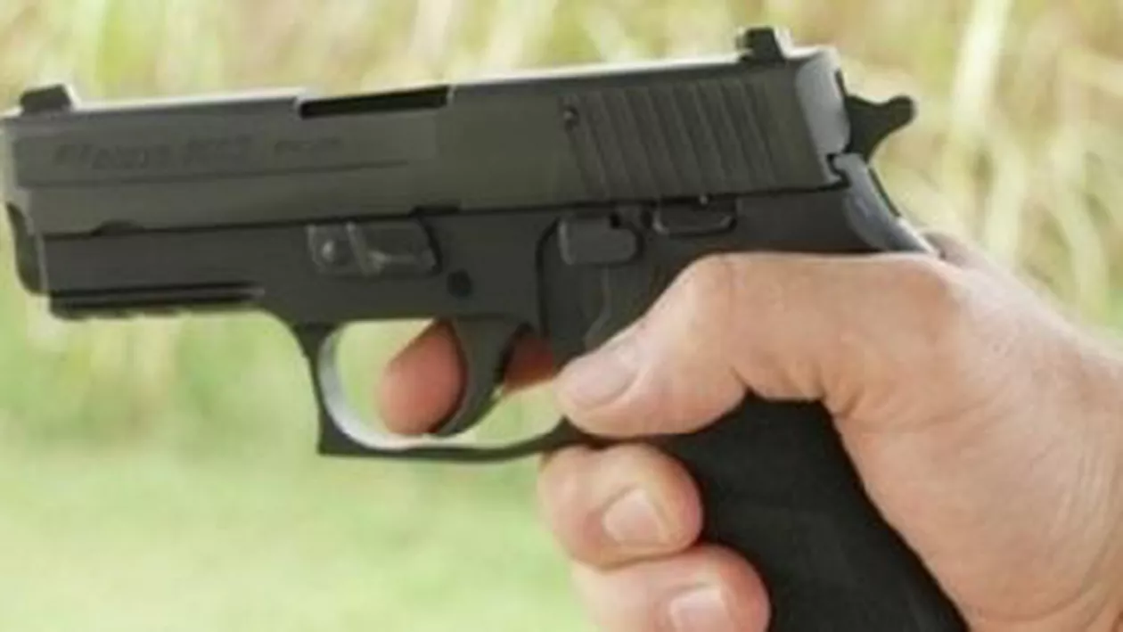 Un bărbat din Timișoara a fost reținut după ce a tras mai multe focuri de armă asupra unei mașini cu pasageri