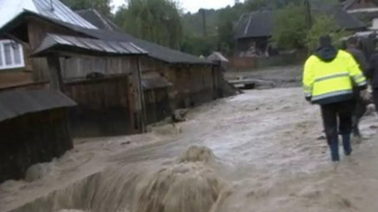 Harghita: Gospodării inundate, podețe și un drum comunal, afectate în urma unei ploi torențiale