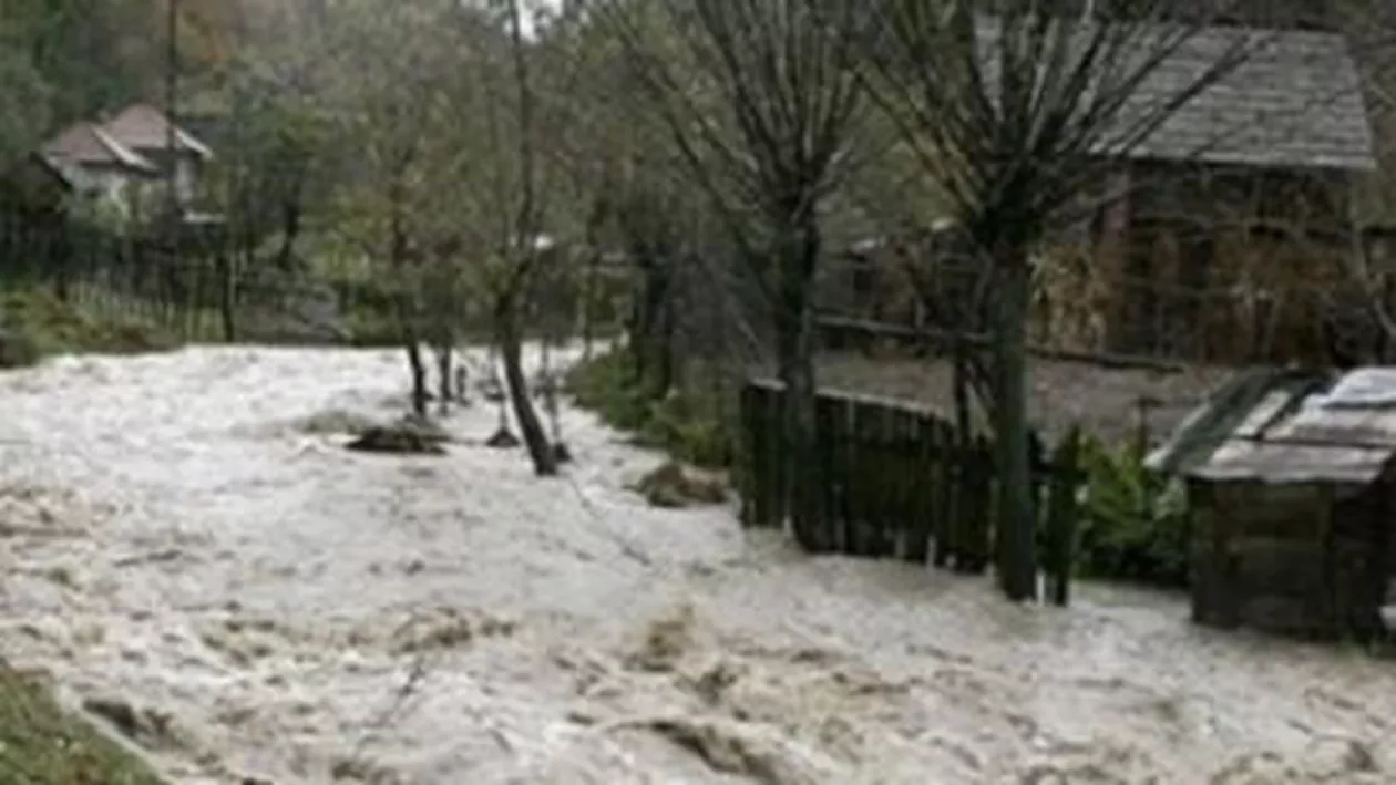 Pod rupt de viitură în Vrancea: Peste 2.000 de oameni au rămas izolați