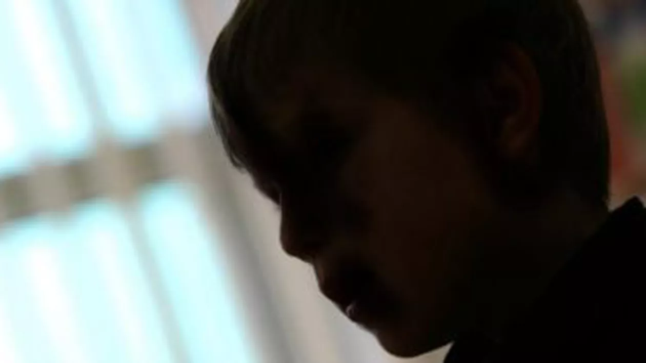 Un copil de 11 ani a trăit singur, într-o colibă la marginea unei păduri din Argeș, timp de mai multe luni