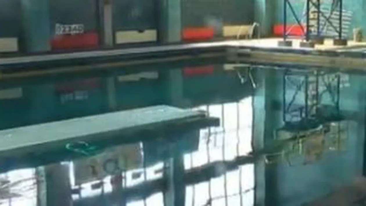 Sibiu: O fetiță de 10 ani s-a accidentat grav, la bazinul de înot, după ce a fost împinsă de pe trambulină (VIDEO)