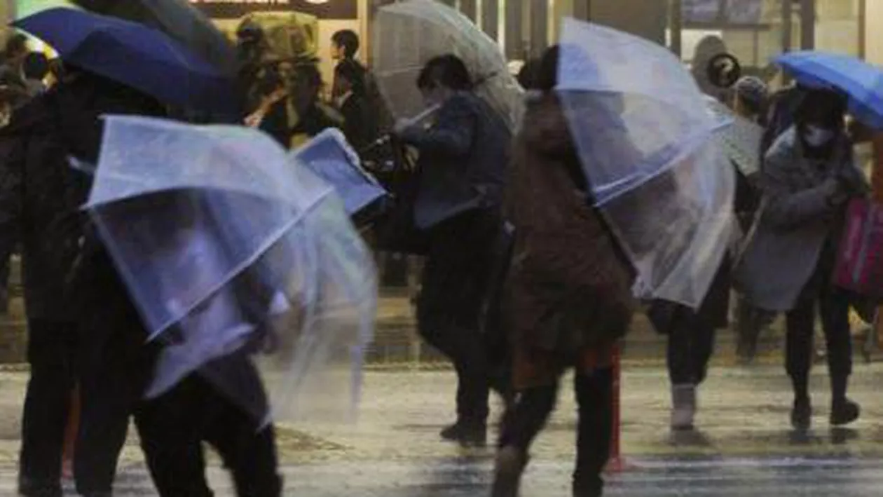 Codul galben de ploi şi vijelii, prelungit în opt judeţe, până marţi seară (VIDEO)