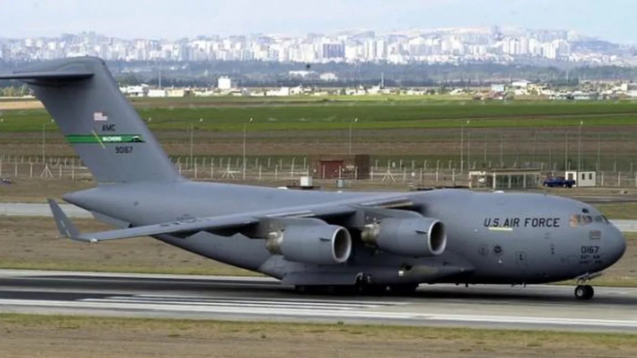 Cadavrul unui adolescent, găsit în trenul de aterizare al unui avion militar american