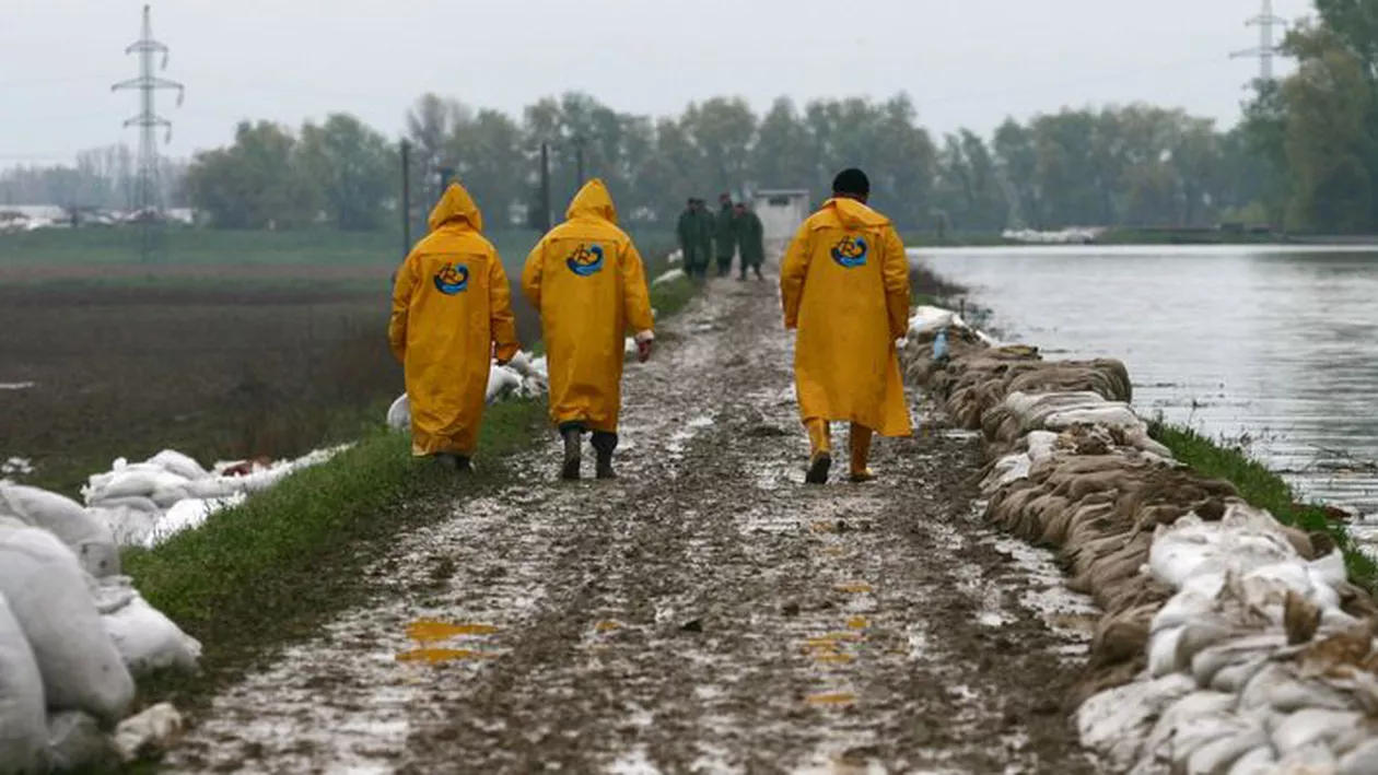 Codul roșu de inundații a fost prelungit până joi dimineață în județele Olt, Teleorman şi Argeş