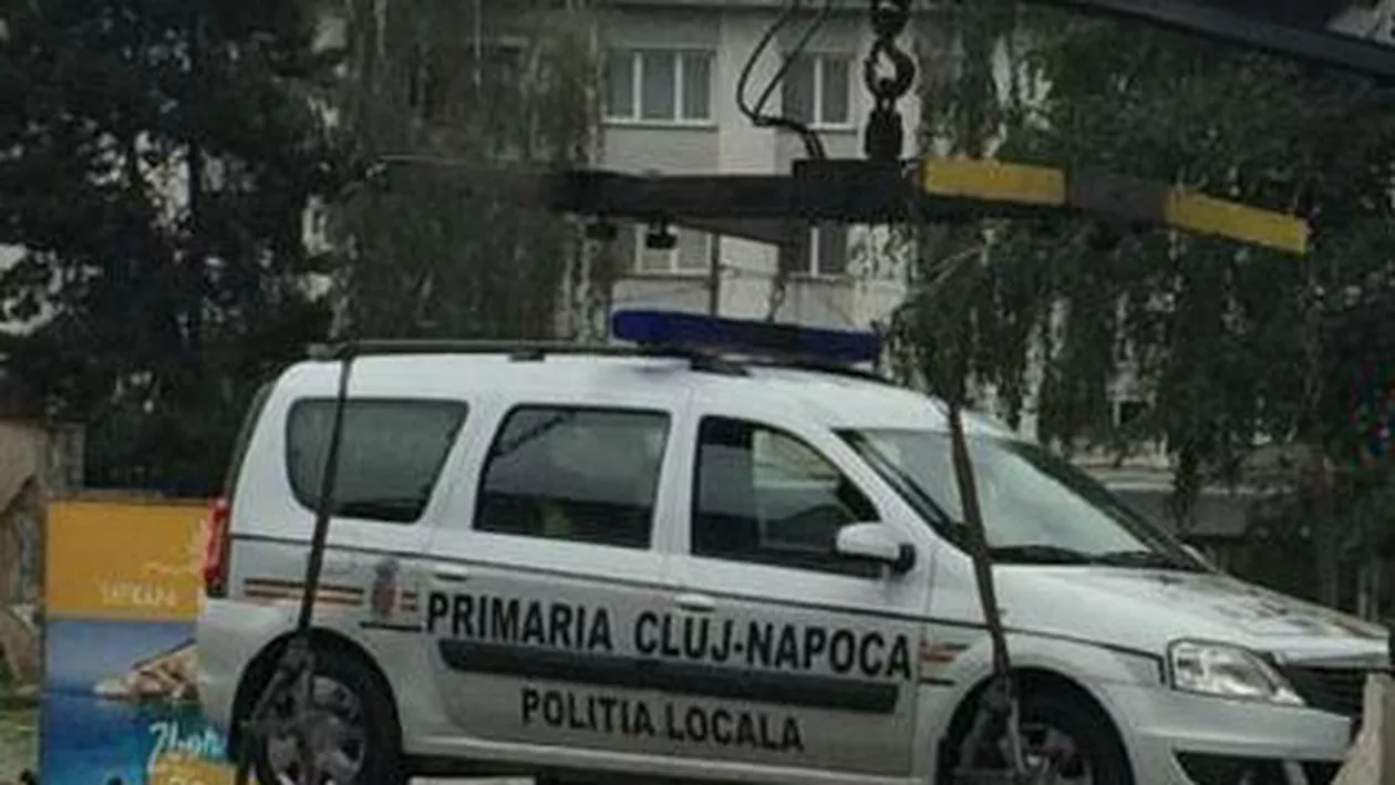Întâmplare inedită la Cluj: O mașină a Poliției a fost ridicată pentru că a fost parcată prost (FOTO)