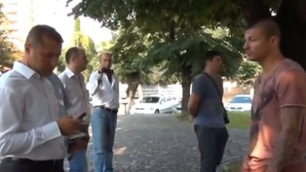 Suporteri ai Universității Craiova, reținuți fără motiv înaintea sosirii lui Victor Ponta (VIDEO)