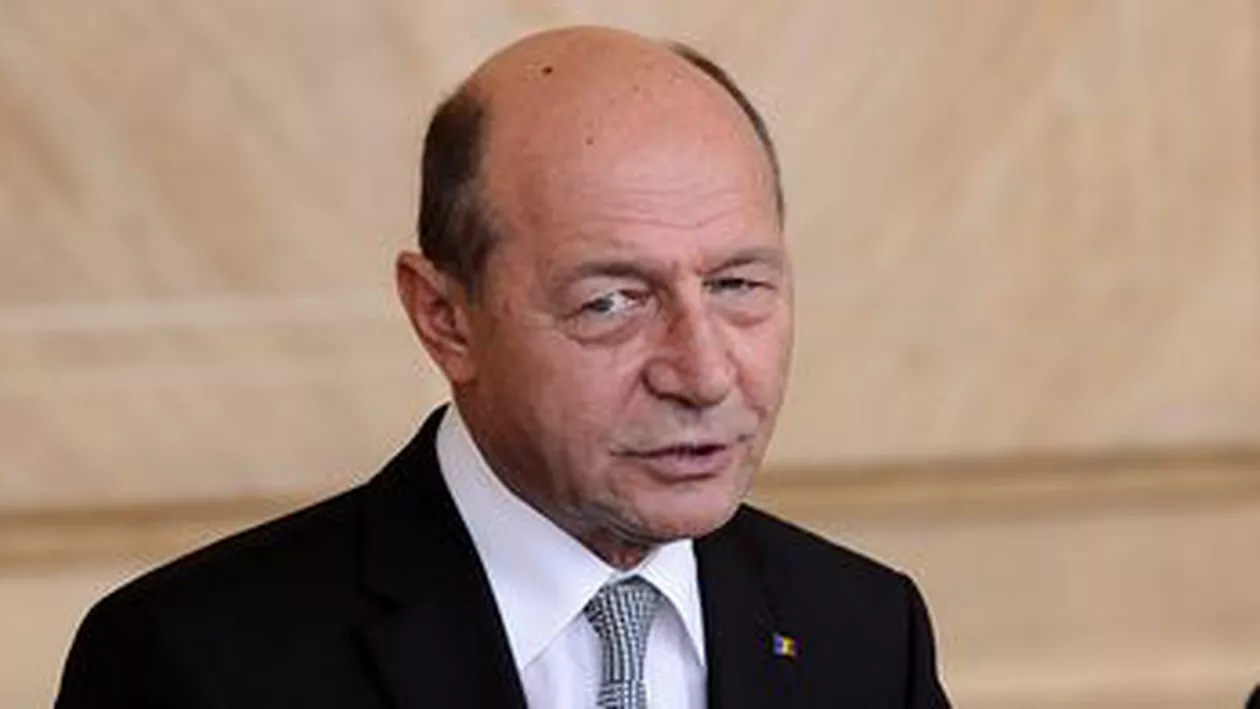 Traian Băsescu l-a decorat pe tenorul Octavian Naghiu