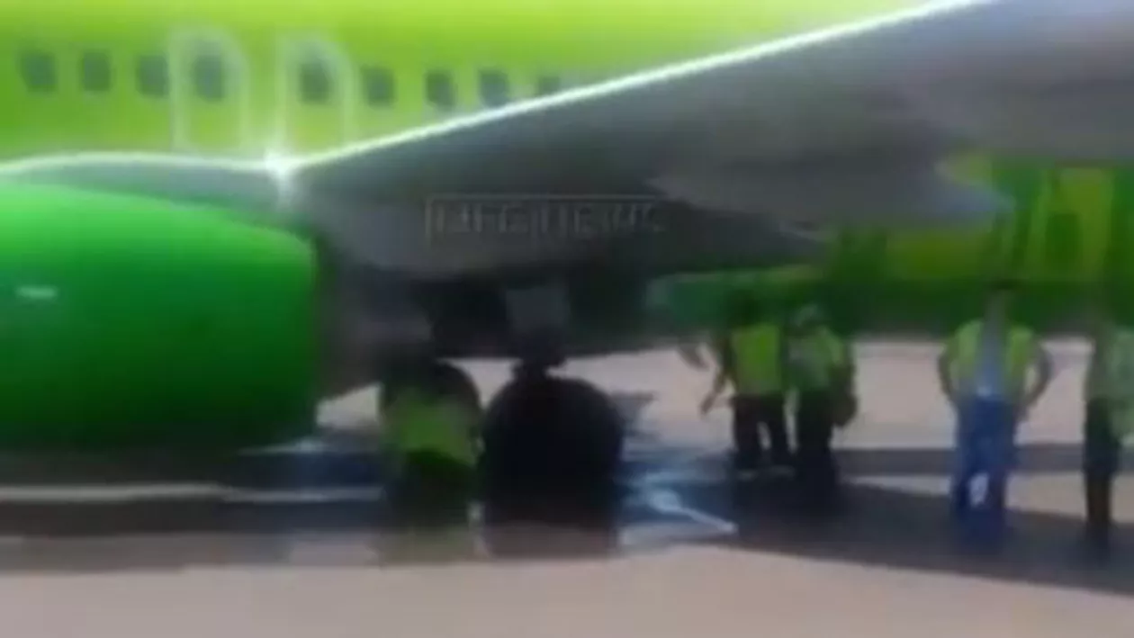 Un avion a rămas blocat în asfaltul topit de caniculă, pe un aeroport din Moscova (VIDEO)