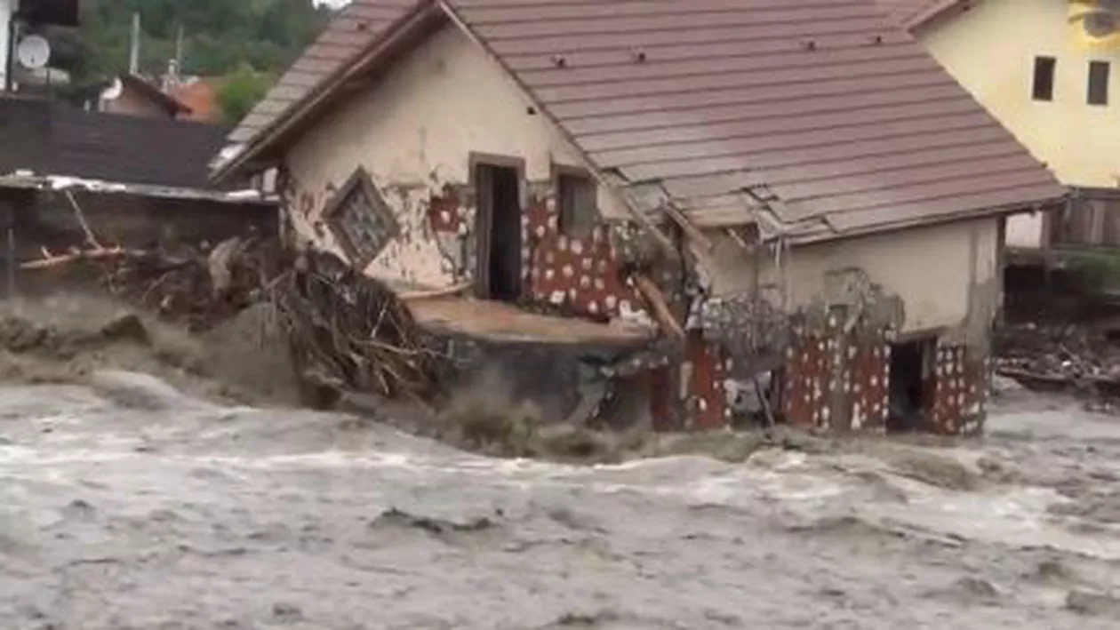 Imagini terifiante cu viiturile din județul Vâlcea: Case din Vlădești, luate de ape (VIDEO)