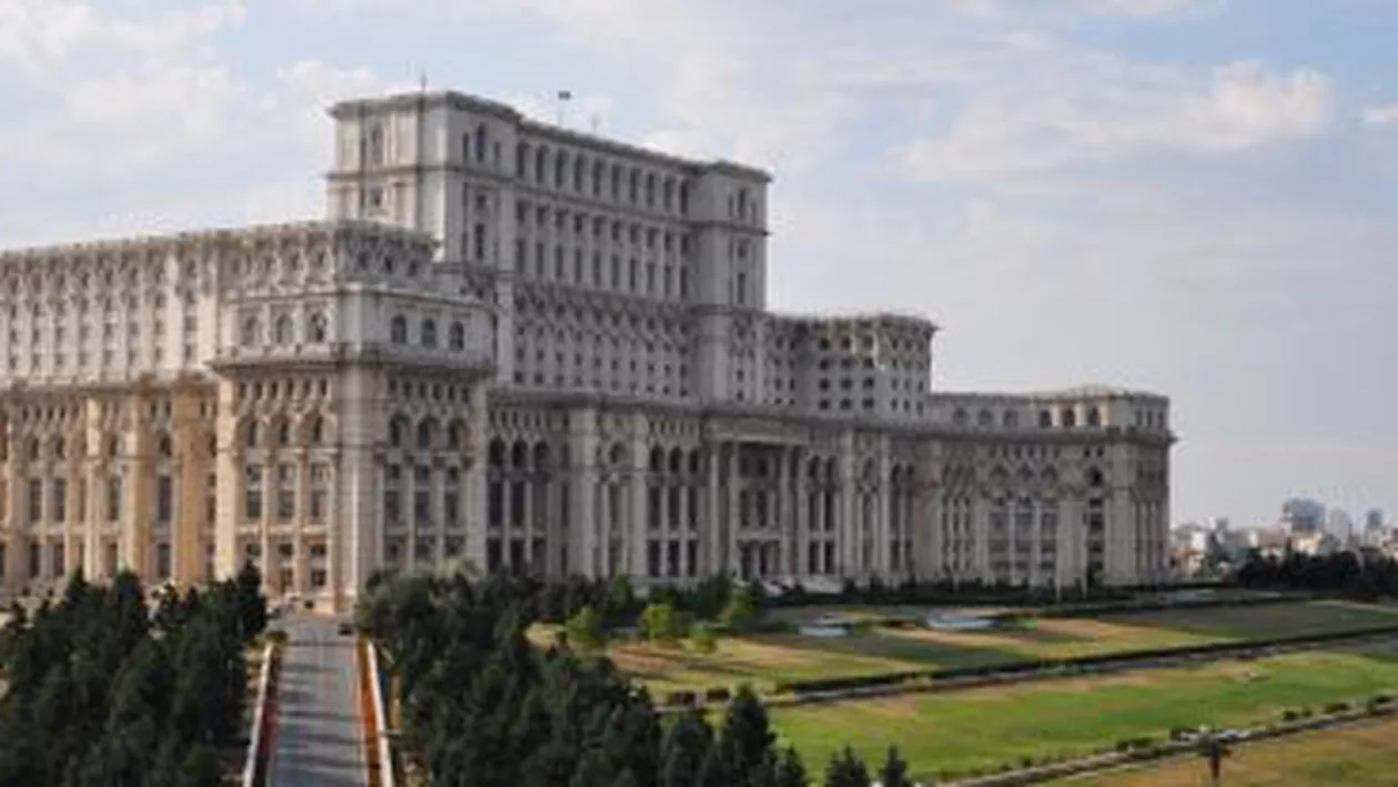 Aproape jumătate de milion de lei vor fi alocați de către Camera Deputaților pentru reparația scării de la intrarea oficială în Palatul Parlamentului