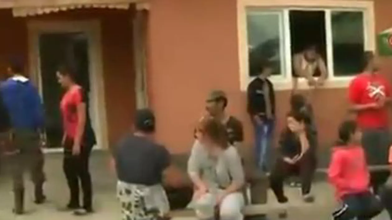 Armata cu munca, sătenii cu barul: Cum a decurs operațiunea de salvare a gospodăriilor din Vaideeni, Vâlcea (VIDEO)