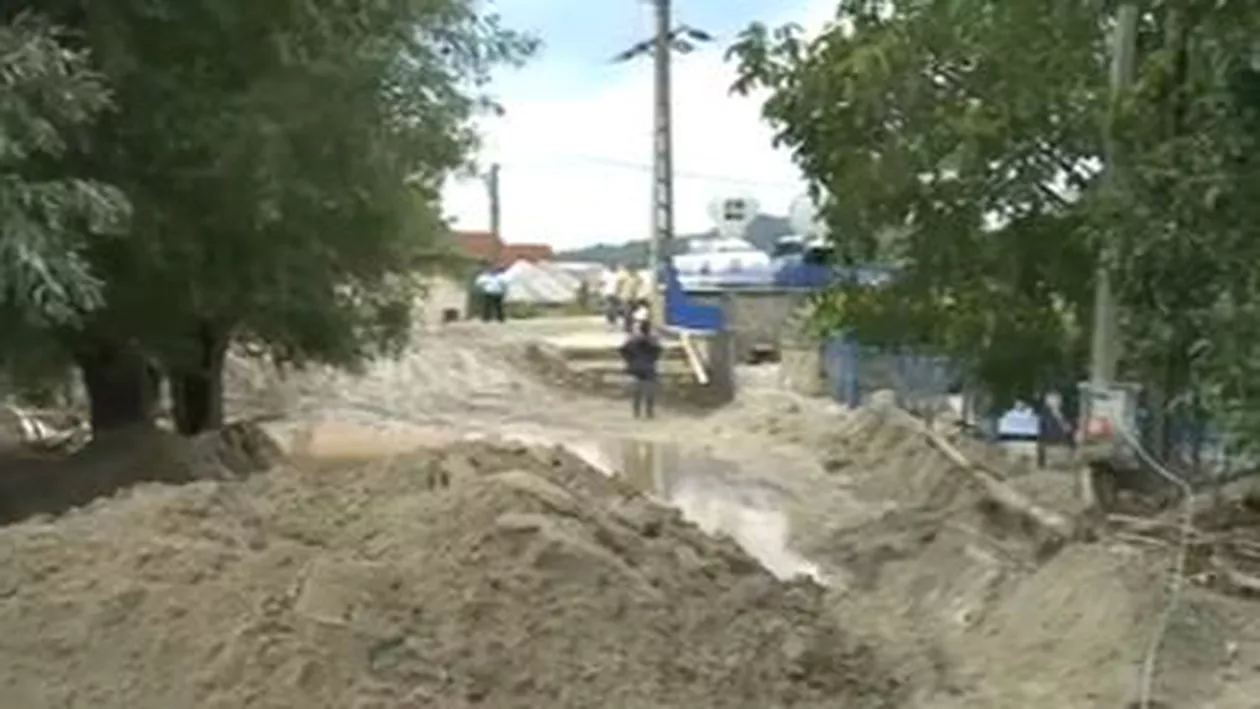 Scandal în Gorj pe nisipul lăsat de viitură: Oamenii vor să-l vândă, primarul vrea să repare digurile