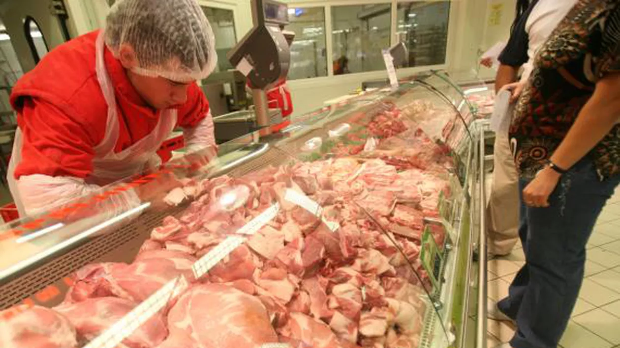 Carne stricată spălată pentru a fi vândută, în magazine din Banat: „Mi-or împuţit magazinul în spate”