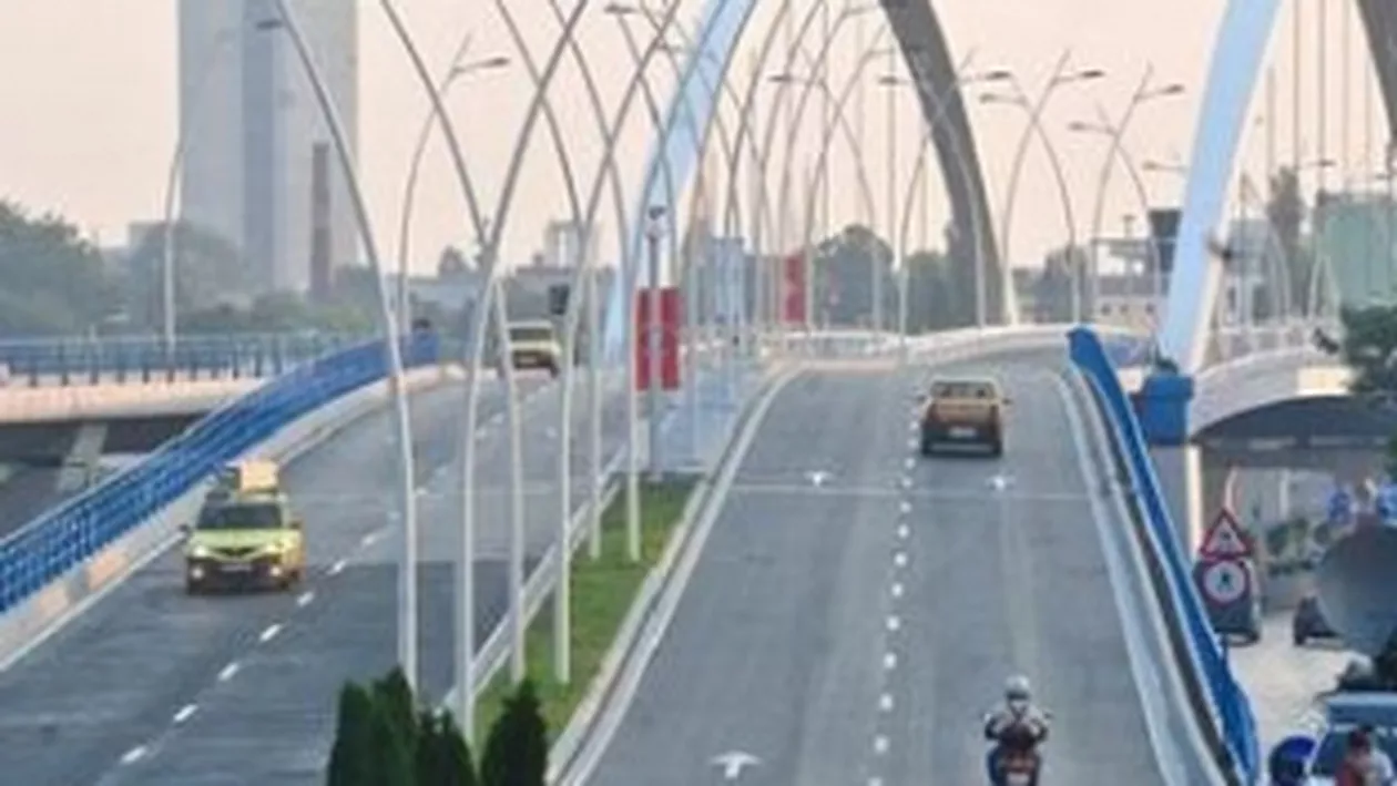 București: Negociatorii l-au convins pe bărbatul care amenința că se aruncă de pe Podul Basarab să renunțe la protestul său după 12 ore