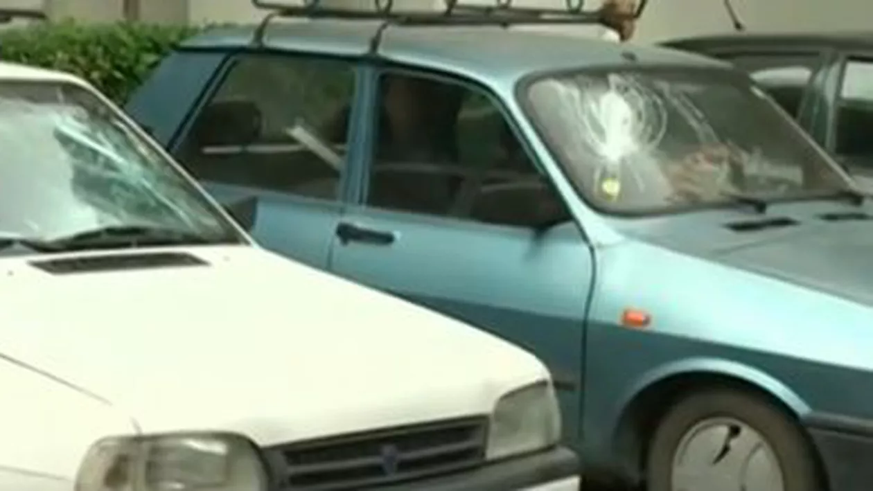 București: Un tânăr a lovit 21 de maşini dintr-o parcare, după ce s-a certat cu prietena lui (VIDEO)