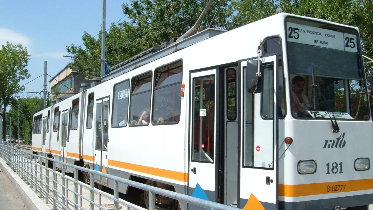 București: Un bărbat a fost înjunghiat de un om al străzii în tramvaiul 25