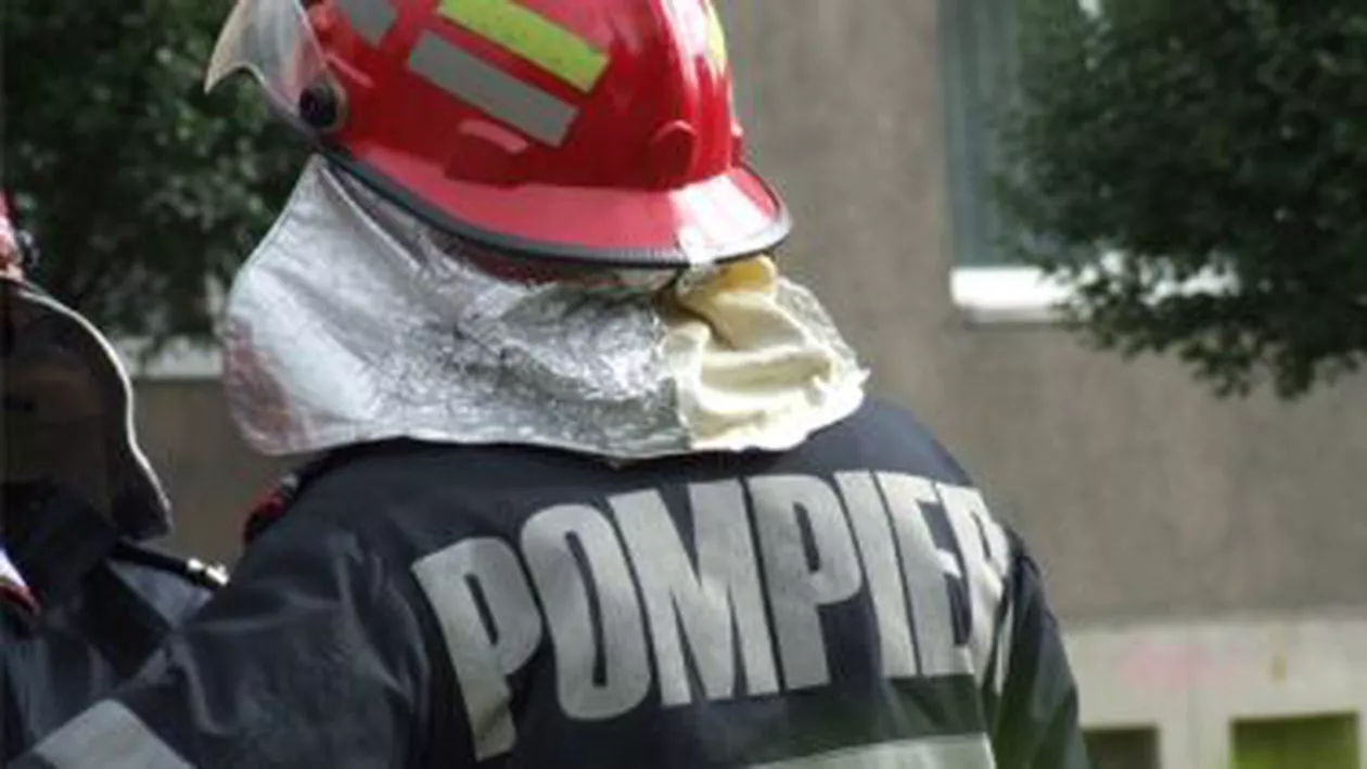 Incendiu la piciorul podului din intersecția Bulevardul Mărășești - Splaiul Unirii din Capitală