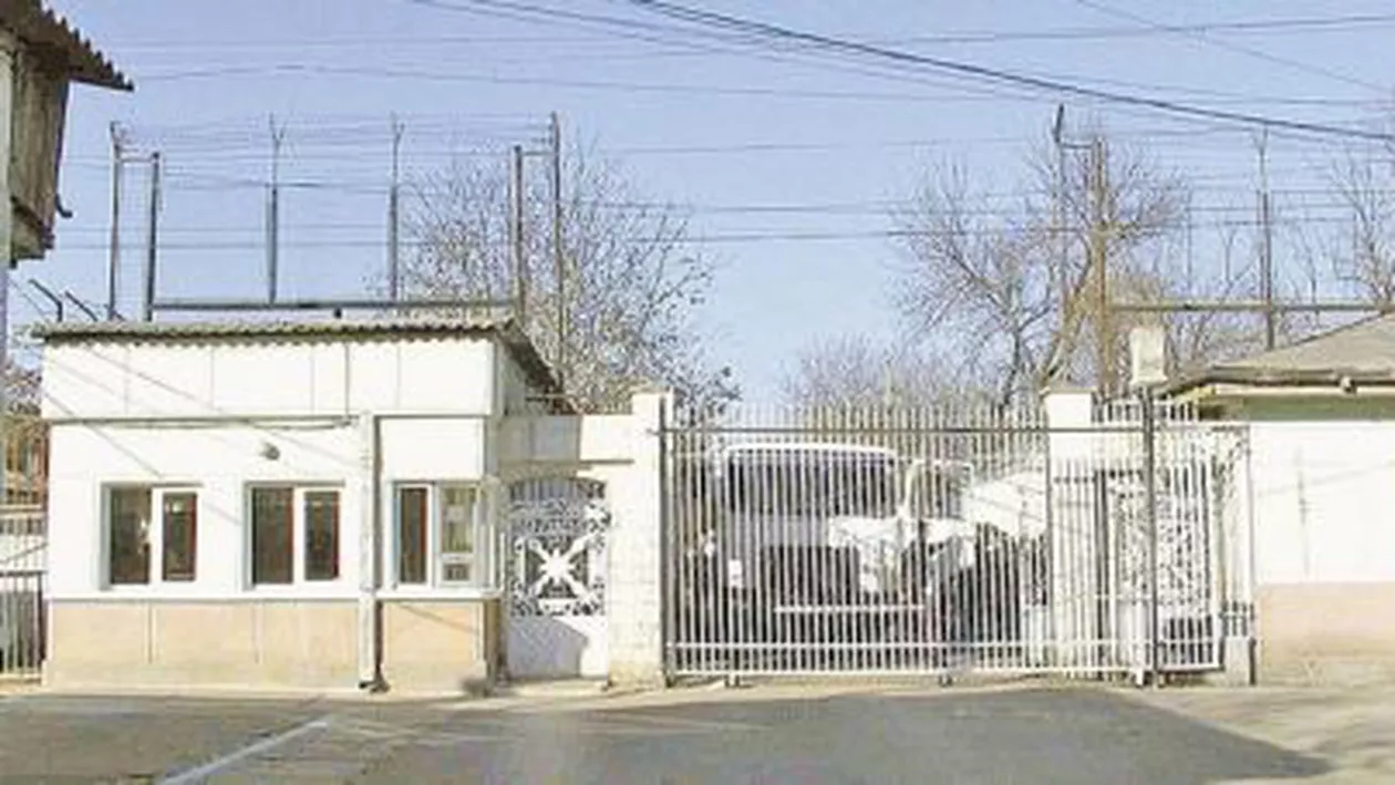 Un angajat al Penitenciarului Poarta Albă a fost arestat preventiv pentru trafic de influență
