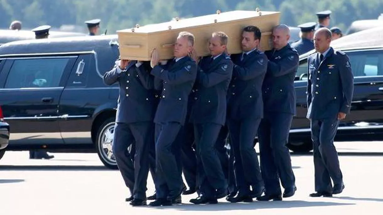 Un avion cu alte rămășițe ale victimelor zborului MH17 a plecat spre Olanda