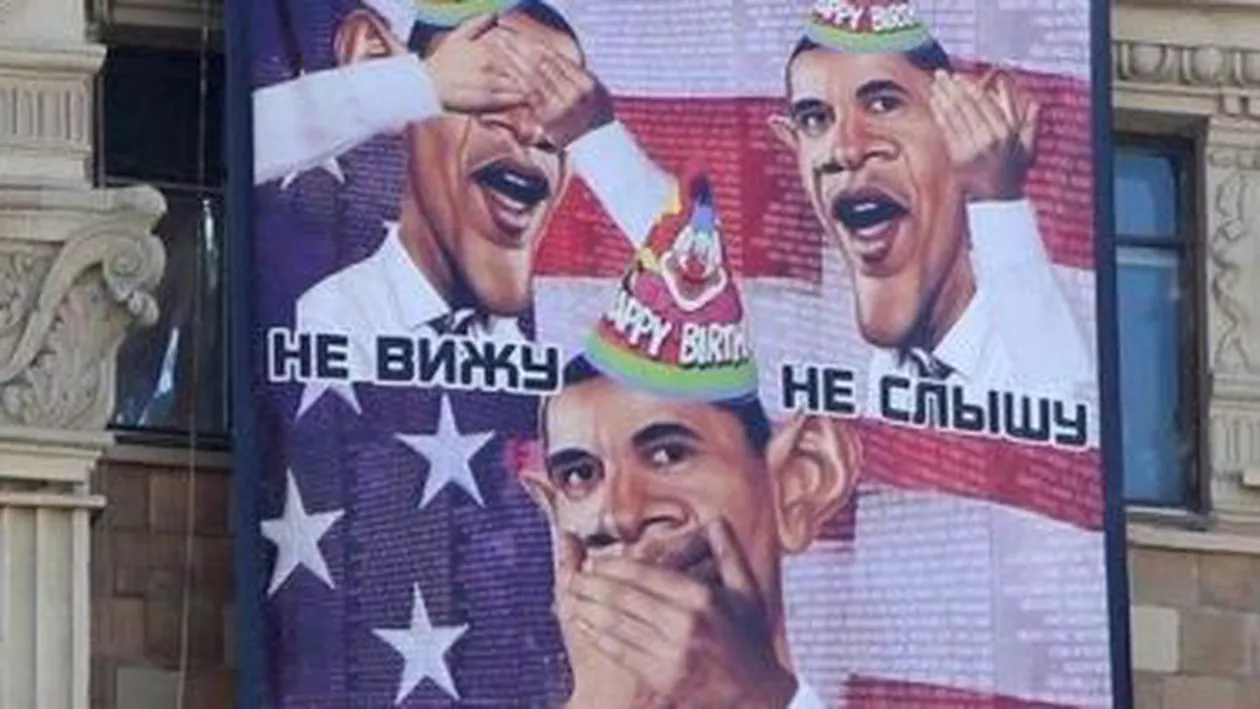 Obama, comparat cu cele "trei maimuţe înţelepte", într-un banner afişat pe o clădire din Moscova